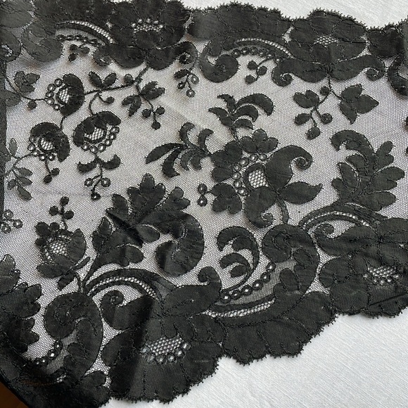 Vintage Black Lace Mantilla Veil – Spanish Style Floral Triangular Shawl - Picture 4 of 16